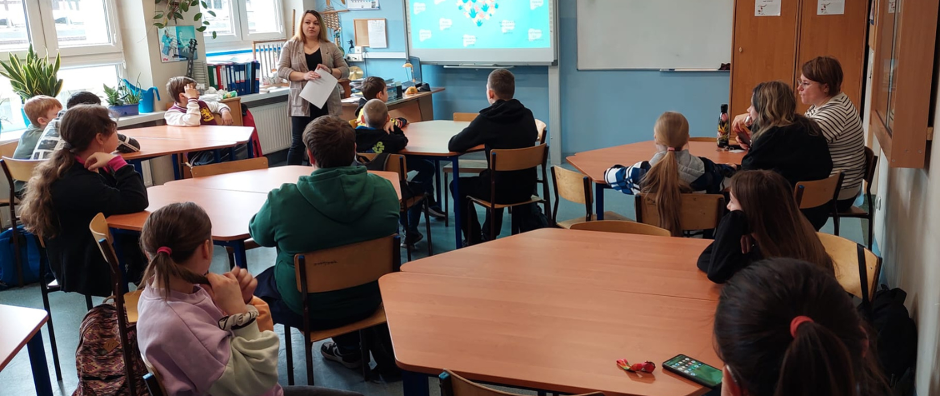 Klasa dzieci słuchająca nauczyciela