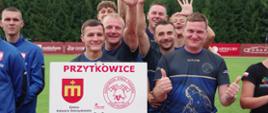 Widok z przodu. Dryżyna OSP Przytkowice podczas zakończenia zawodów oraz rozdania nagród.