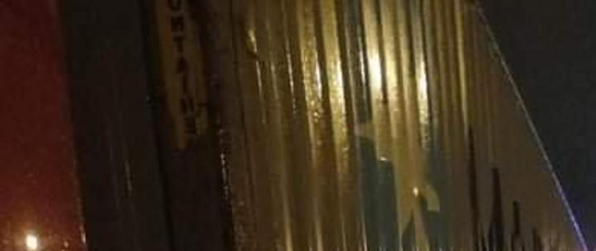 Na zdjęciu widać strażaków zabezpieczających wyciek paliwa z samochodu ciężarowego.