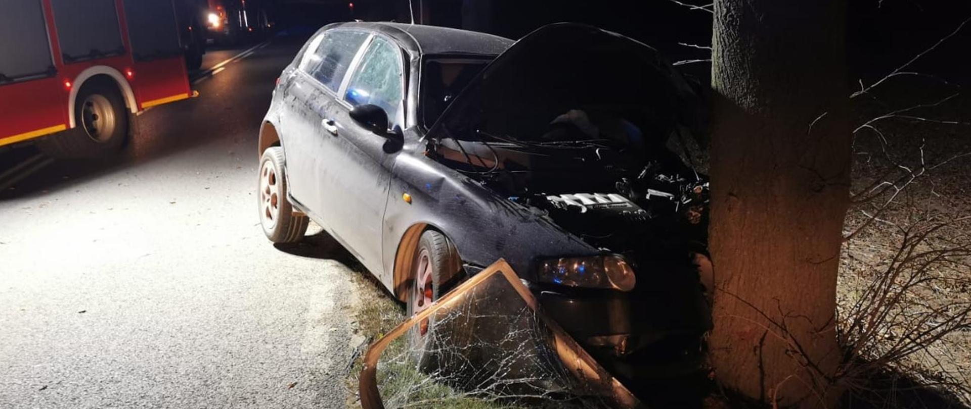 Zdjęcie przedstawia samochód osobowy po wypadku