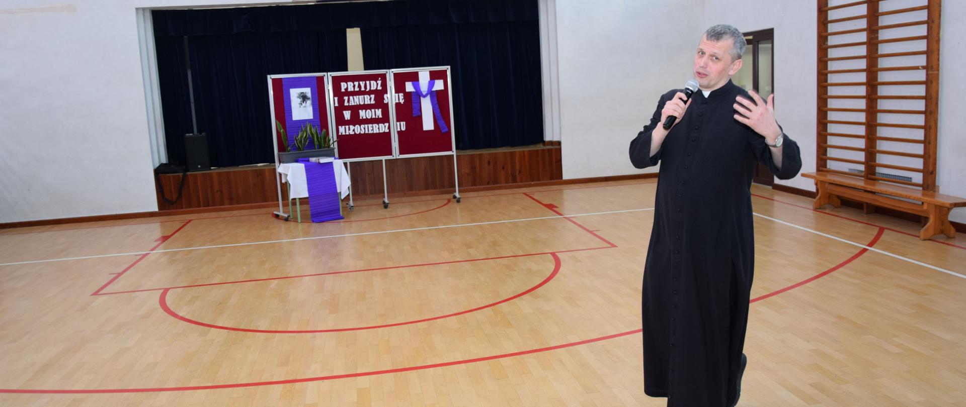 Ksiądz przemawiający do uczniów