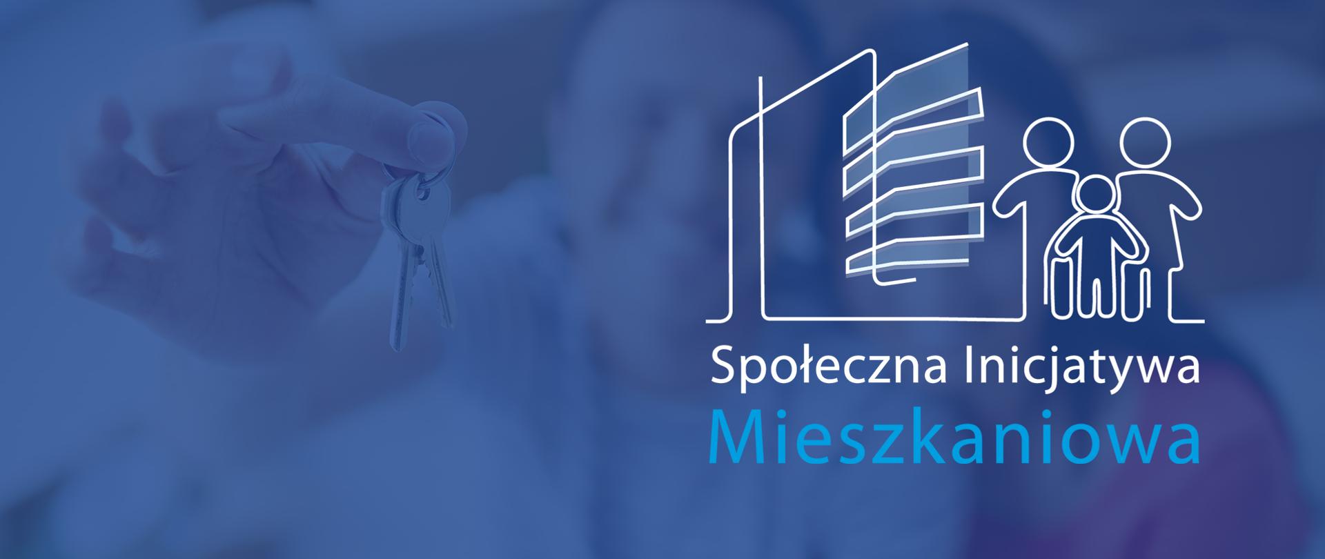 Logo Społecznej Inicjatywy Mieszkaniowej, które symbolicznie przestawia rodziców z dzieckiem i dom wielorodzinny. W tle niebiesko-granatowy kolor i rozmyte zdjęcie dłoni z kluczem na breloku.