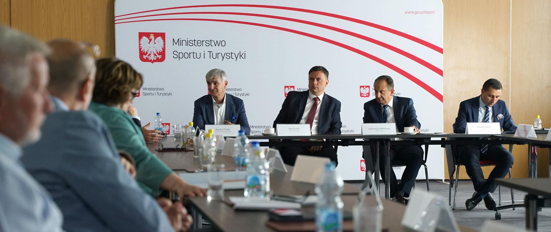 II Posiedzenie Rady Ekspertów ds Turystyki. Obrady uczestników spotkania siedzących przy stole.