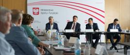 II Posiedzenie Rady Ekspertów ds Turystyki. Obrady uczestników spotkania siedzących przy stole.