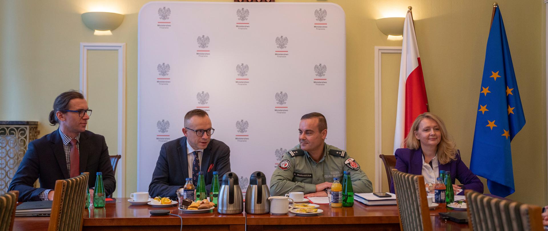 Szef KAS Bartosz Zbaraszczuk i minister Artur Soboń na tle banera MF