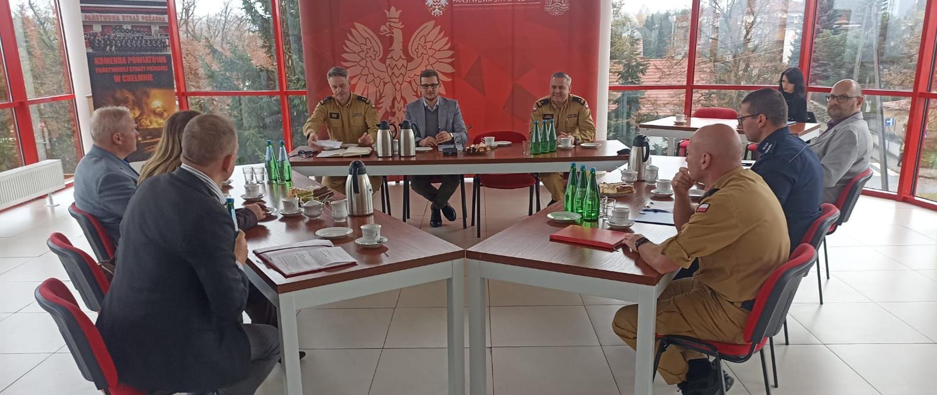 Spotkanie Wojewody Kujawsko-Pomorskiego ze służbami powiatu chełmińskiego, zdjęcie wykonano wewnątrz sali sztabowej komendy.