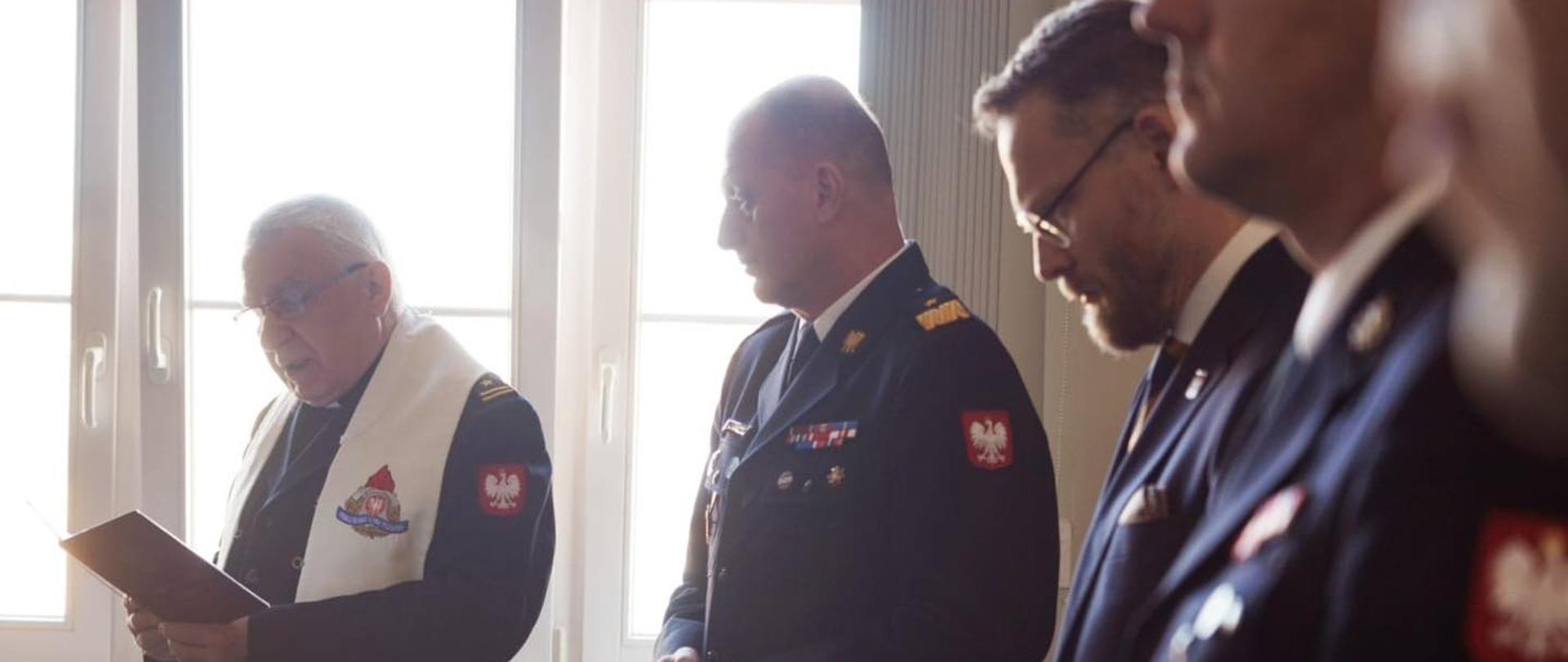 Na zdjęciu zaproszeni goście w towarzystwie zachodniopomorskiego komendanta wojewódzkiego nadbryg. Jarosława Tomczyka oraz kapelana zachodniopomorskich strażaków ks. bryg. Ryszarda Szczygła