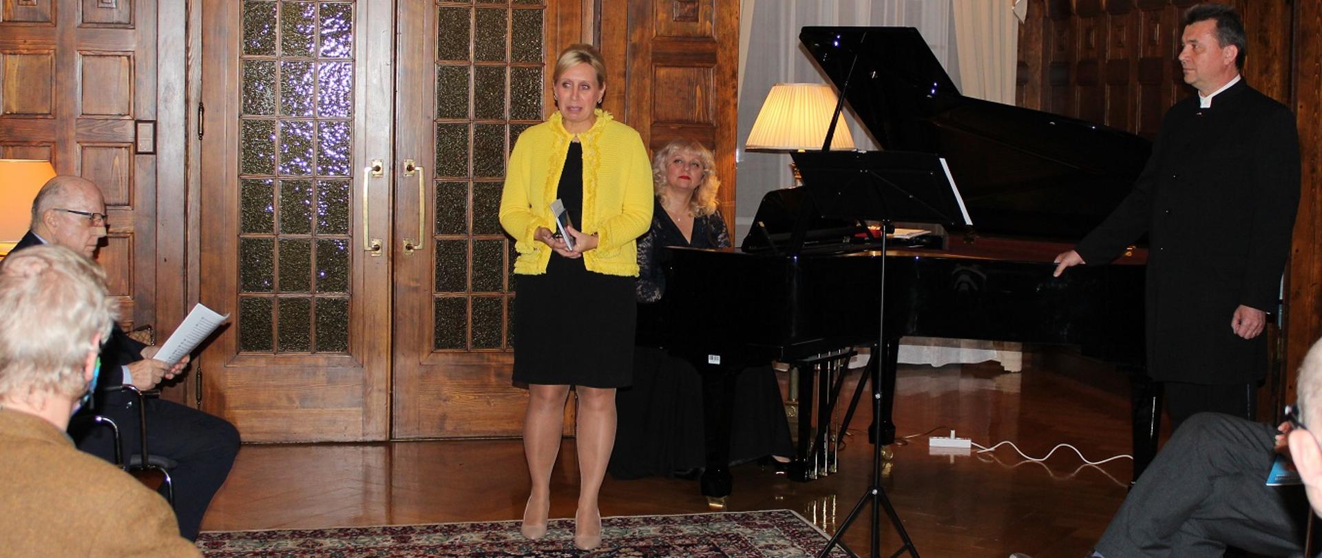 Amb. Iwona Kozłowska wita zgromadzonych w Rezydencji