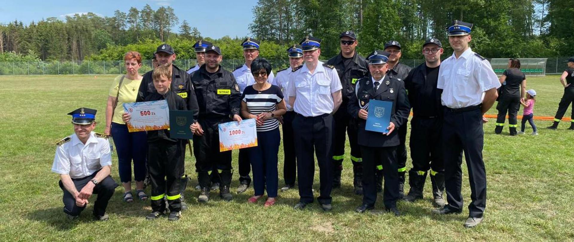 Zawody OSP z gminy Świeszyno. Zdjęcie grupowe.