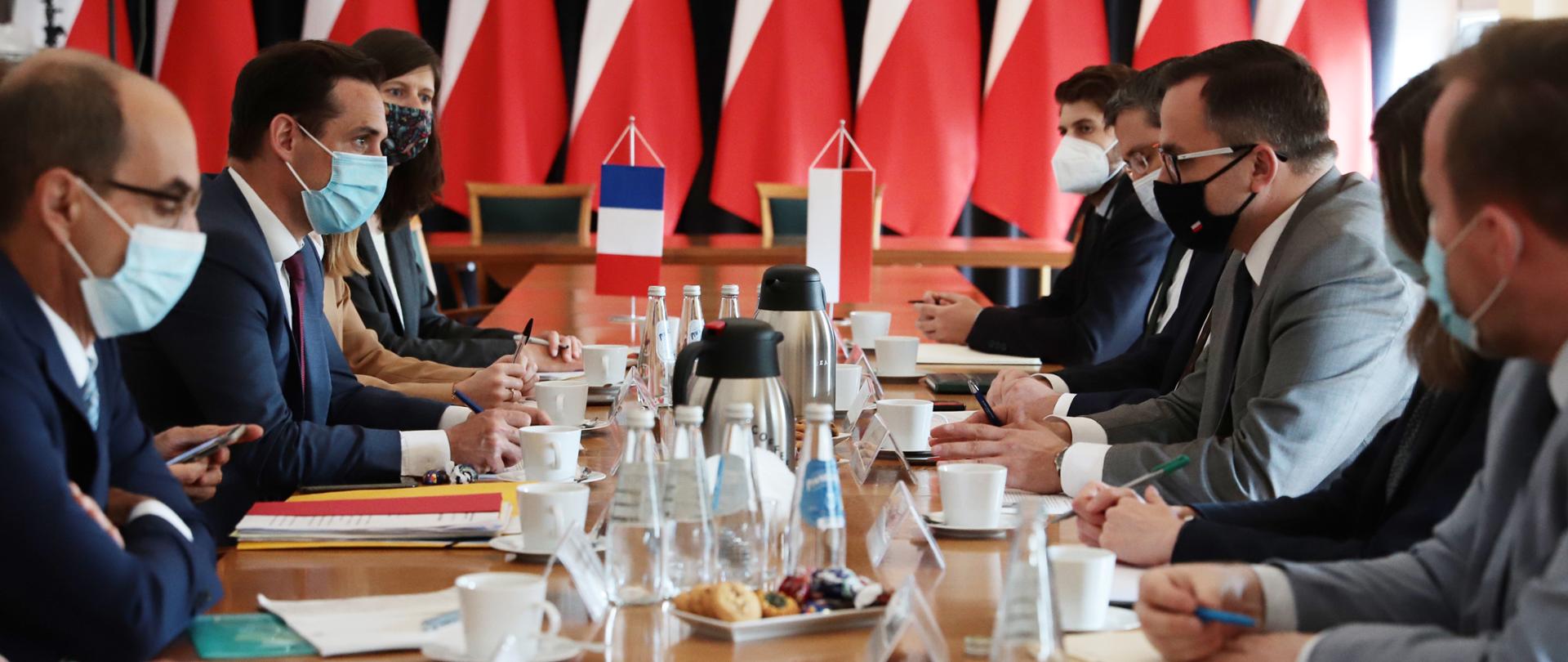 Wiceminister infrastruktury, Pełnomocnik Rządu Rzeczypospolitej Polskiej ds. Centralnego Portu Komunikacyjnego dla Rzeczypospolitej Polskiej Marcin Horała oraz Minister Delegowany ds. Transportu przy Ministerstwie Transformacji Ekologicznej Francji Jean-Baptiste Djebbari, rozmawiali 24 czerwca 2021 roku w Warszawie o współpracy polsko-francuskiej w ramach projektu CPK