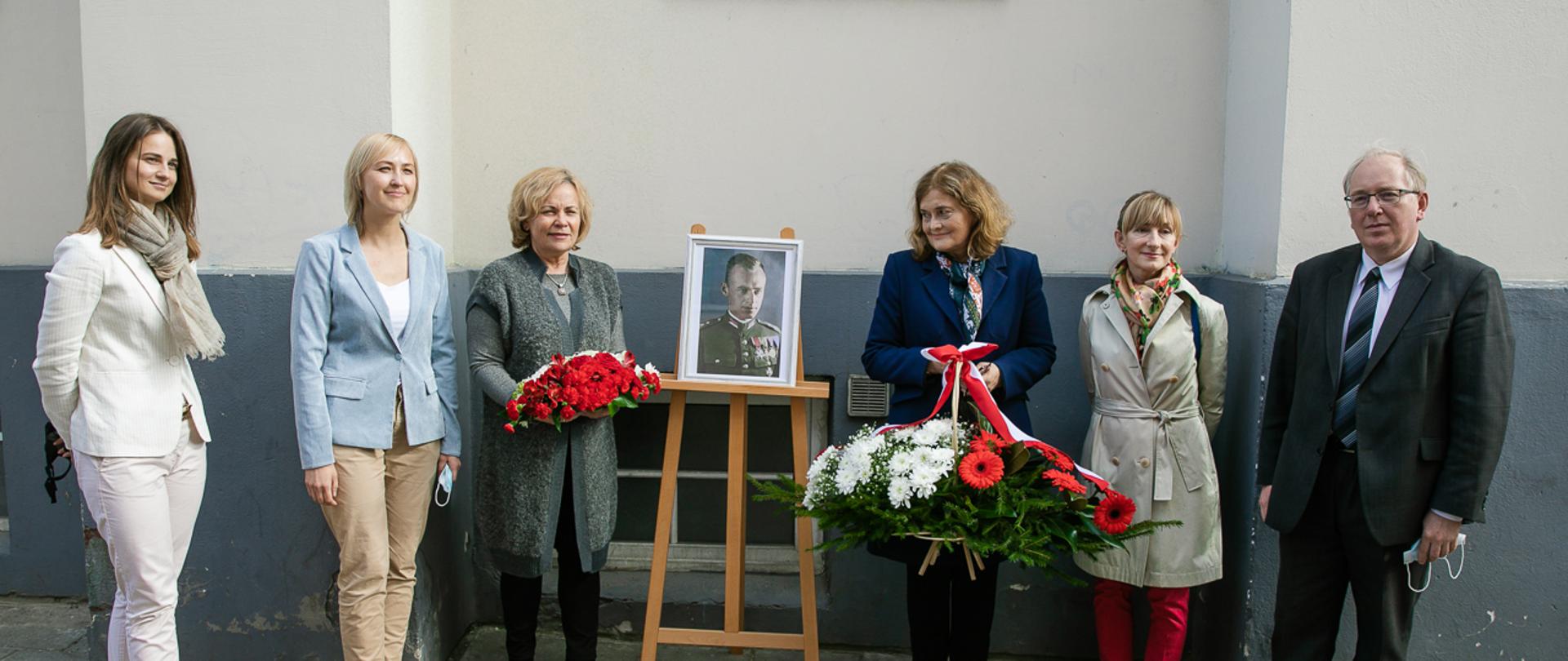 Uroczystość upamiętnienia Witolda Pileckiego w Wilnie, europosłanka Rasa Juknevičienė wraz Ambasador Urszulą Doroszewską składają kwiaty przy portrecie Witolda Pileckiego. 