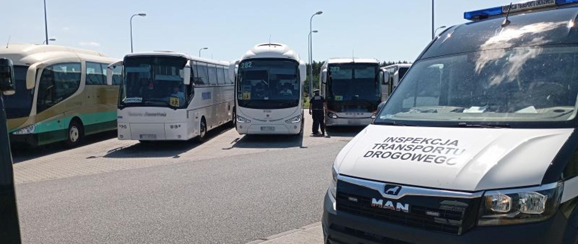 Widok pojazdu służbowego ITD na tle kontrolowanych autokarów
