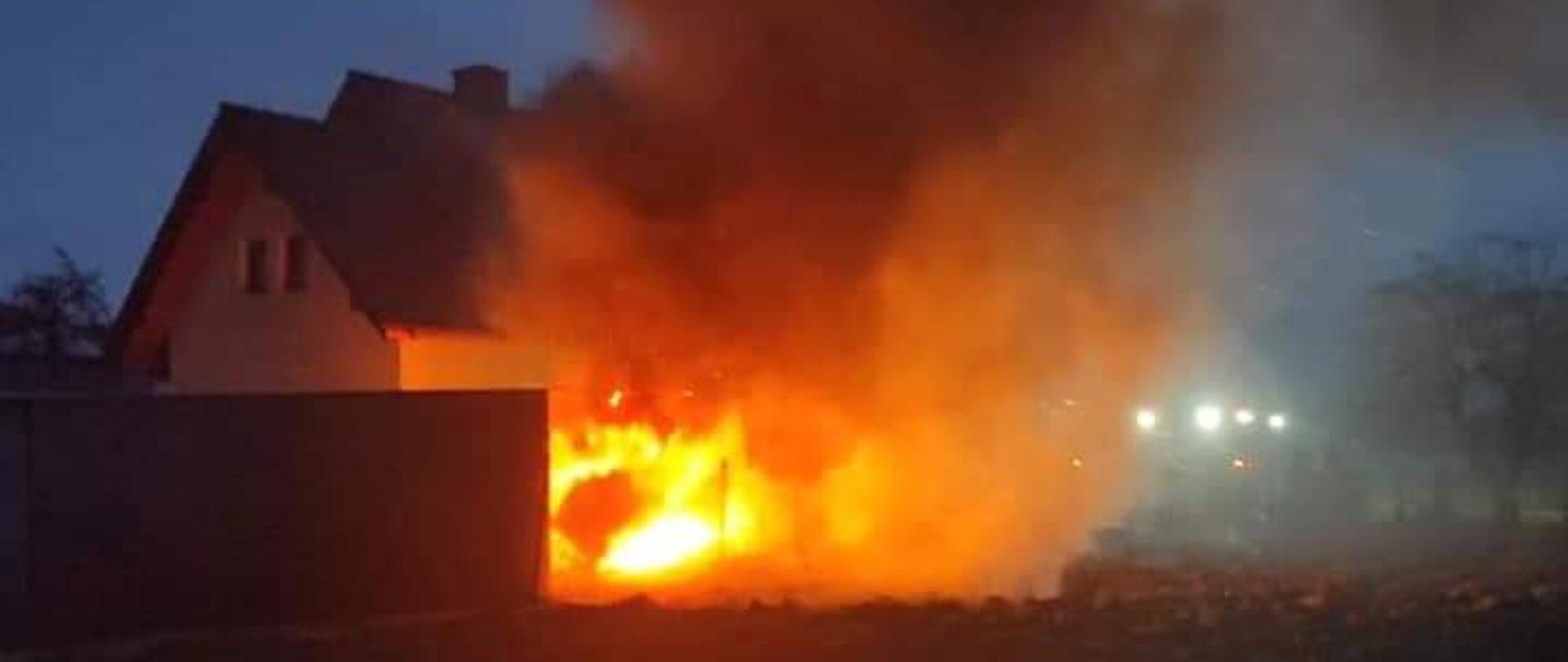 Pożar busa w miejscowości Szydłowice