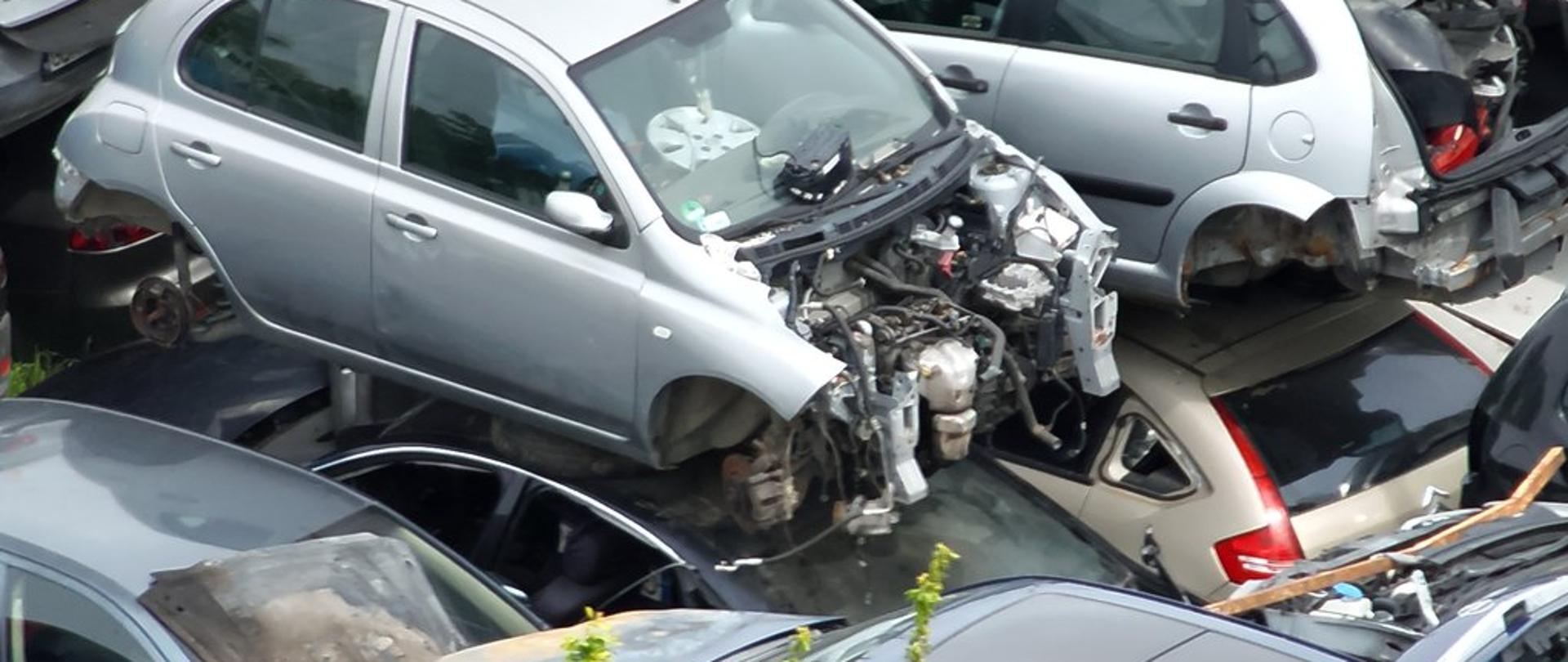 Pojazdy poddane nielegalnemu demontażowi ustawione piętrowo