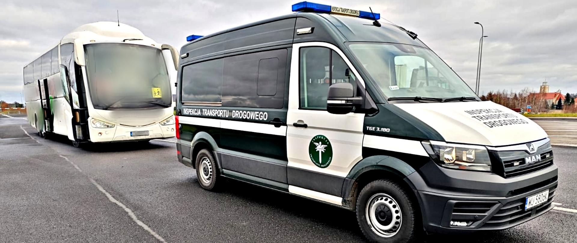Autokar podczas kontroli na punkcie kontrolnym opolskiej Inspekcji Transportu Drogowego
