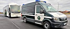 Autokar podczas kontroli na punkcie kontrolnym opolskiej Inspekcji Transportu Drogowego