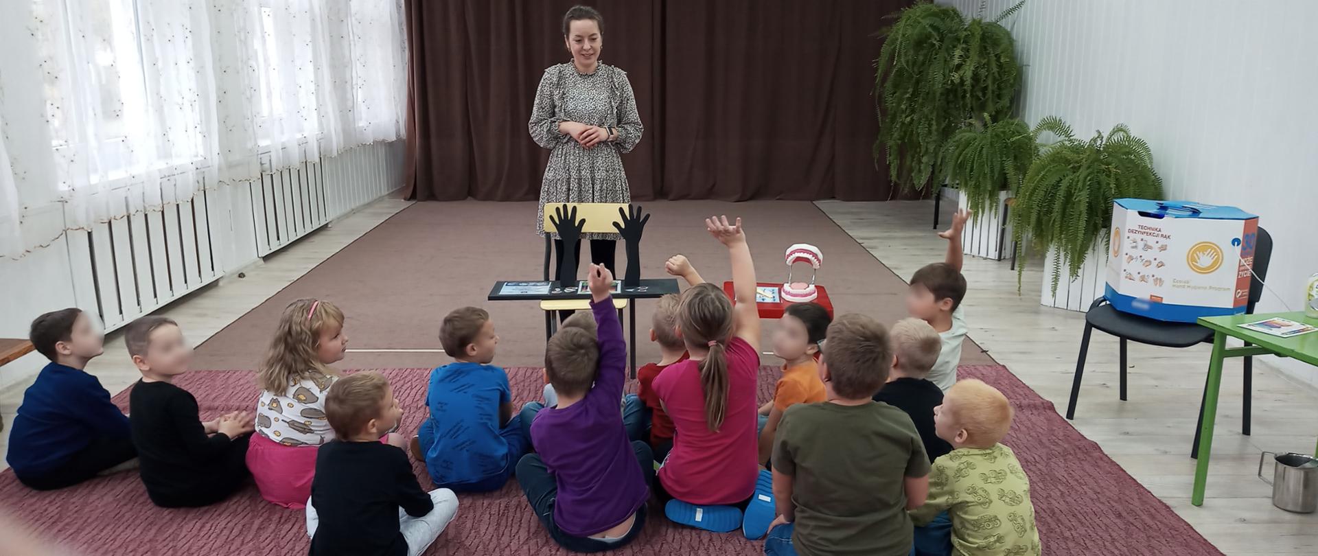 Pracownik Powiatowej Stacji Sanitarno-Epidemiologicznej w Golubiu-Dobrzyniu rozmawia z przedszkolakami na temat profilaktyki grypy i przeziębień oraz higieny osobistej 