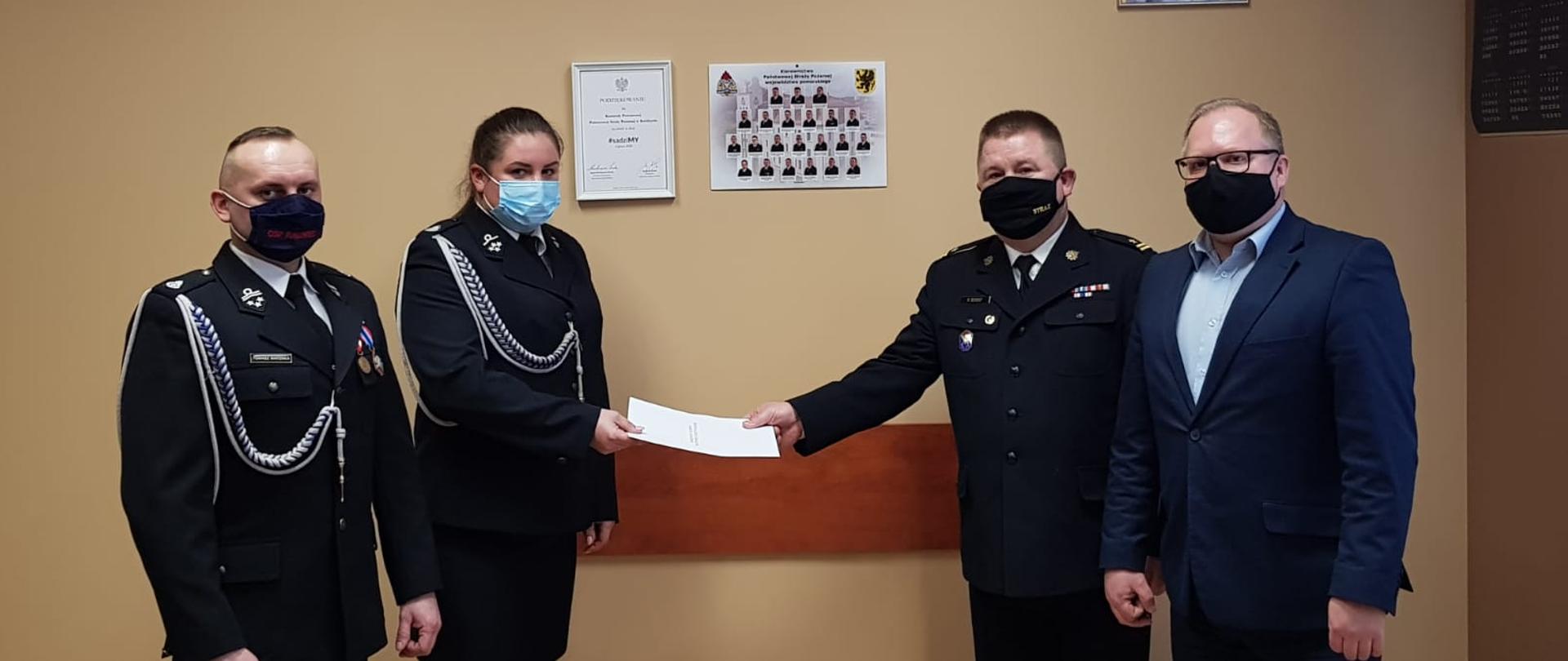 Druhna i druh z OSP Rakowiec, komendant powiatowy PSP w Kwidzynie, wójt gminy Kwidzyn Dariusz Wierzba