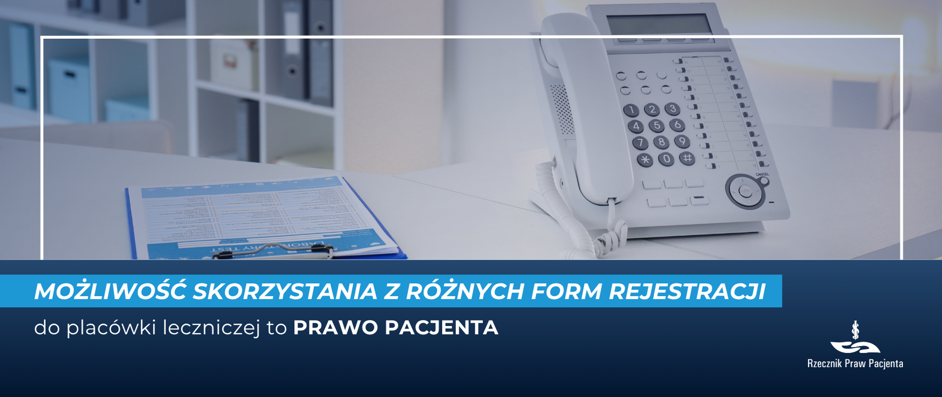 Na biurku stoi telefon oraz harmonogram do zapisów 
