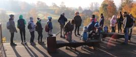 Grupa zwiedzających na platformie widokowej w rezerwacie przyrody Góra Świętej Anny