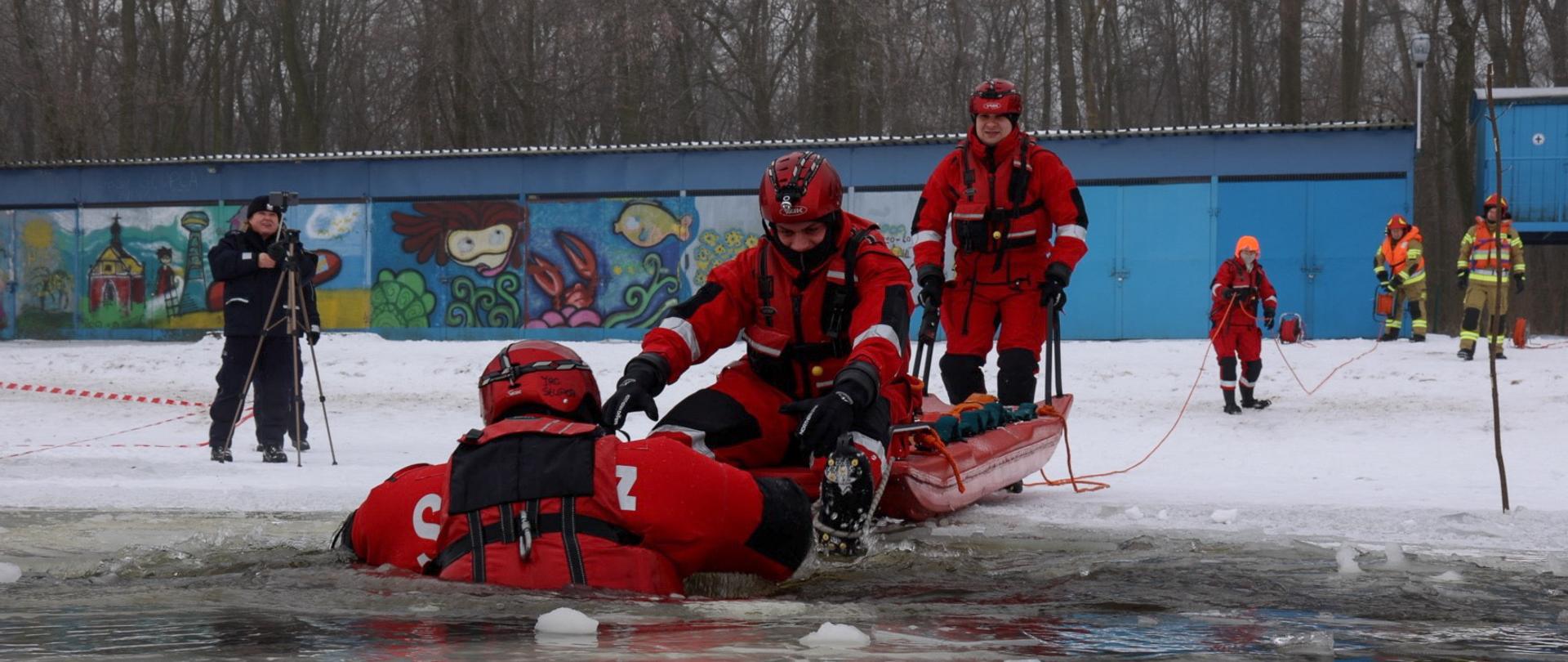 Strażacy podczas organizacji akcji podczas zarwania lodu