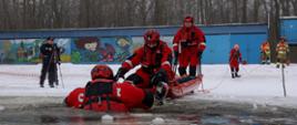 Strażacy podczas organizacji akcji podczas zarwania lodu