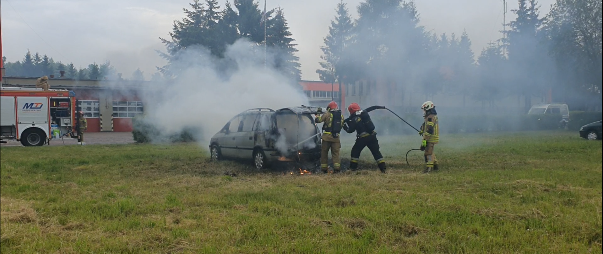 Gaszenie pojazdu, akumulatorów za pomocą CUTLANCY na placu JRG2
