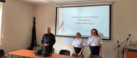 Zdjęcie przedstawia Komendanta Powiatowego oraz przedstawicieli Komendy Wojewódzkiej w Katowicach na sali sztabowej podczas szkolenia druhów OSP