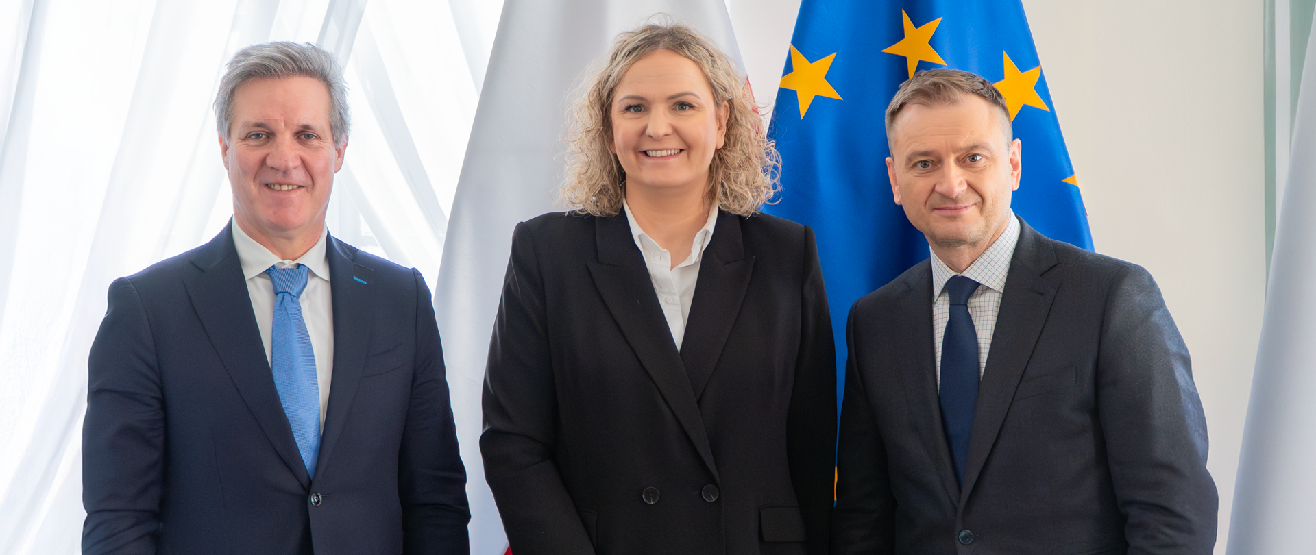 Na zdjęciu od lewej: Prezydent Europejskiej Federacji Pływackiej Antonio Silva, Prezeska Polskiego Związku Pływackiego Otylia Jędrzejczak, Minister Sportu i Turystyki Sławomir Nitras. W tle flagi Polski i Unii Europejskiej.
