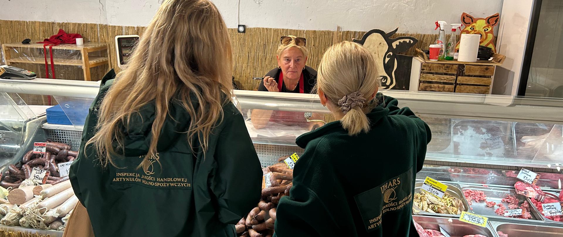 Inspektorki IJHARS podczas rozmowy ze sprzedawcą.