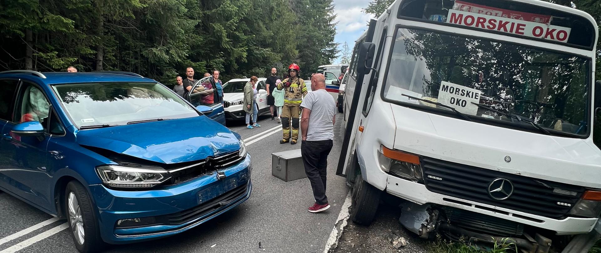 Zderzenie busa z samochodem osobowym.