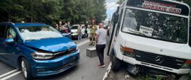 Zderzenie busa z samochodem osobowym.
