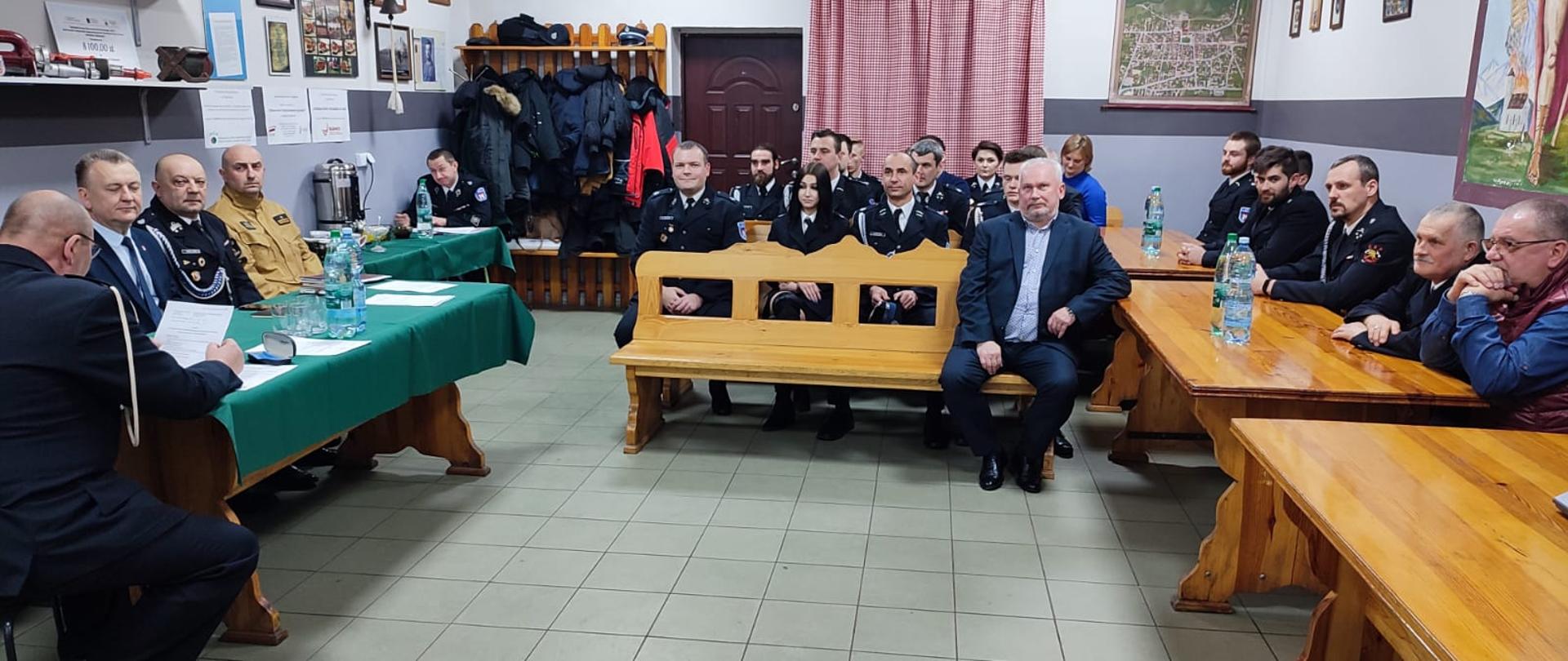 Zdjęcie przedstawia gości i organizatorów spotkania noworocznego Ochotniczej Straży Pożarnej w Chęcinach.