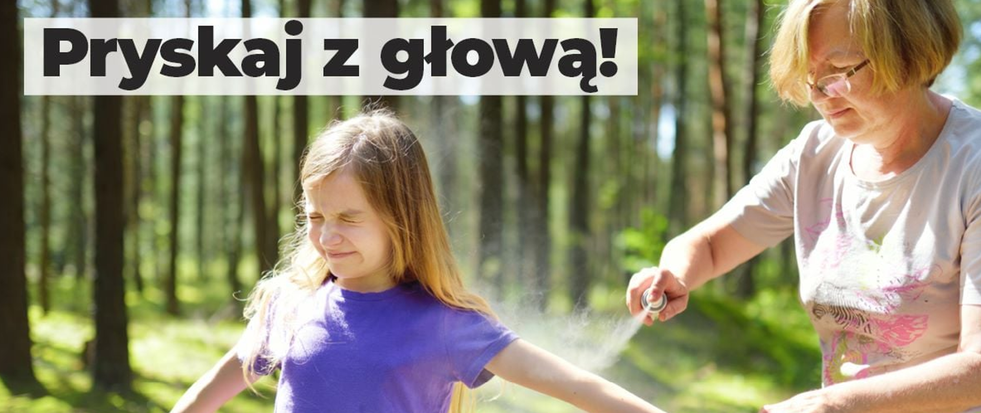 Na zdjęciu znajduje się czarny napis pryskaj z głową, z prawej strony napisu znajduje się kobieta, która trzyma aerosol skierowany na rękę dziewczynki znajdującej się pod napisem. W tle widnieje rozmyty las.