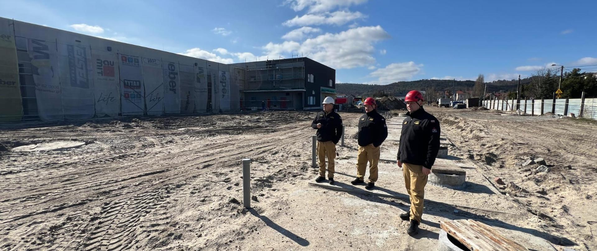 Wizytacja Pomorskiego Komendanta Wojewódzkiego PSP st. bryg. Jacka Niewęgłowskiego na budowie Jednostki Ratowniczo Gaśniczej nr 2 w Rumi