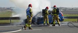 Pożar samochodu na drodze ekspresowej S5