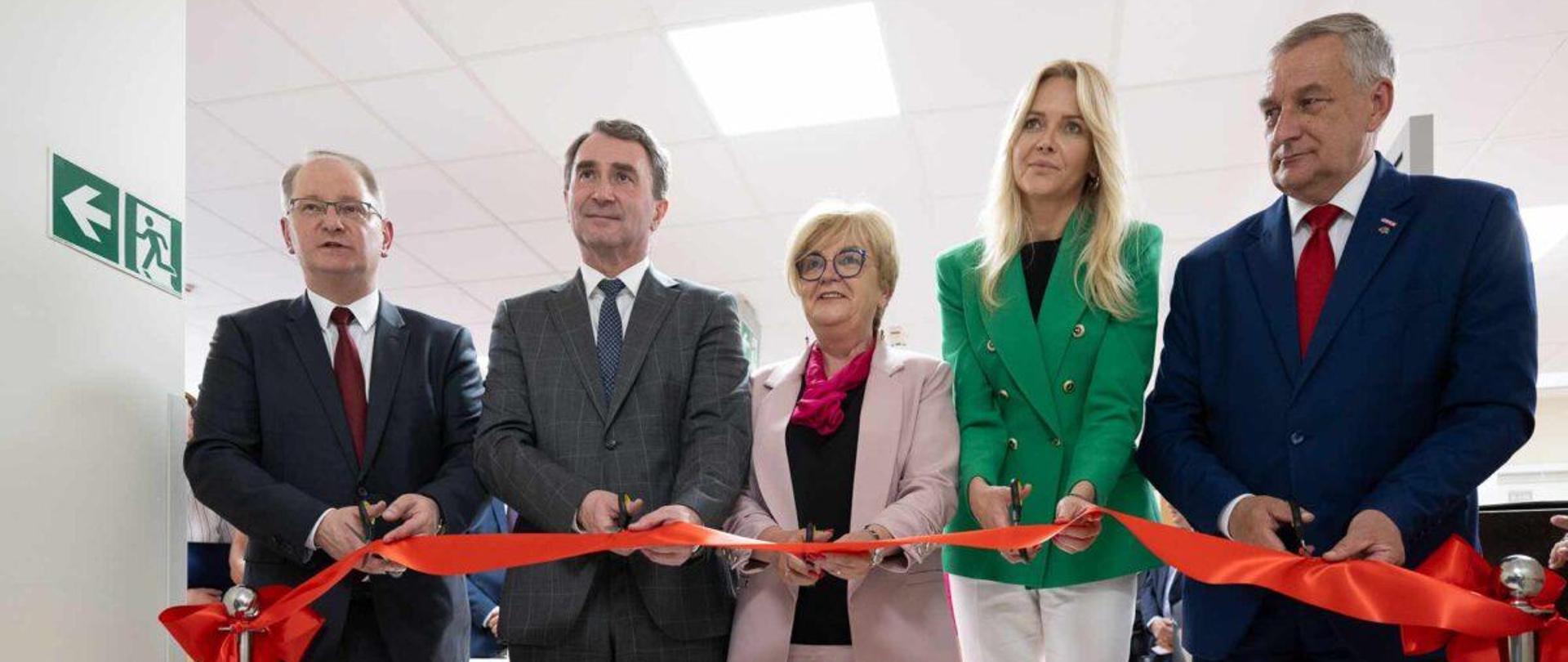 Ministrowie i wojewoda przecinający wstęgę podczas otwarcia szpitalnego oddziału ratunkowego w Rzeszowie