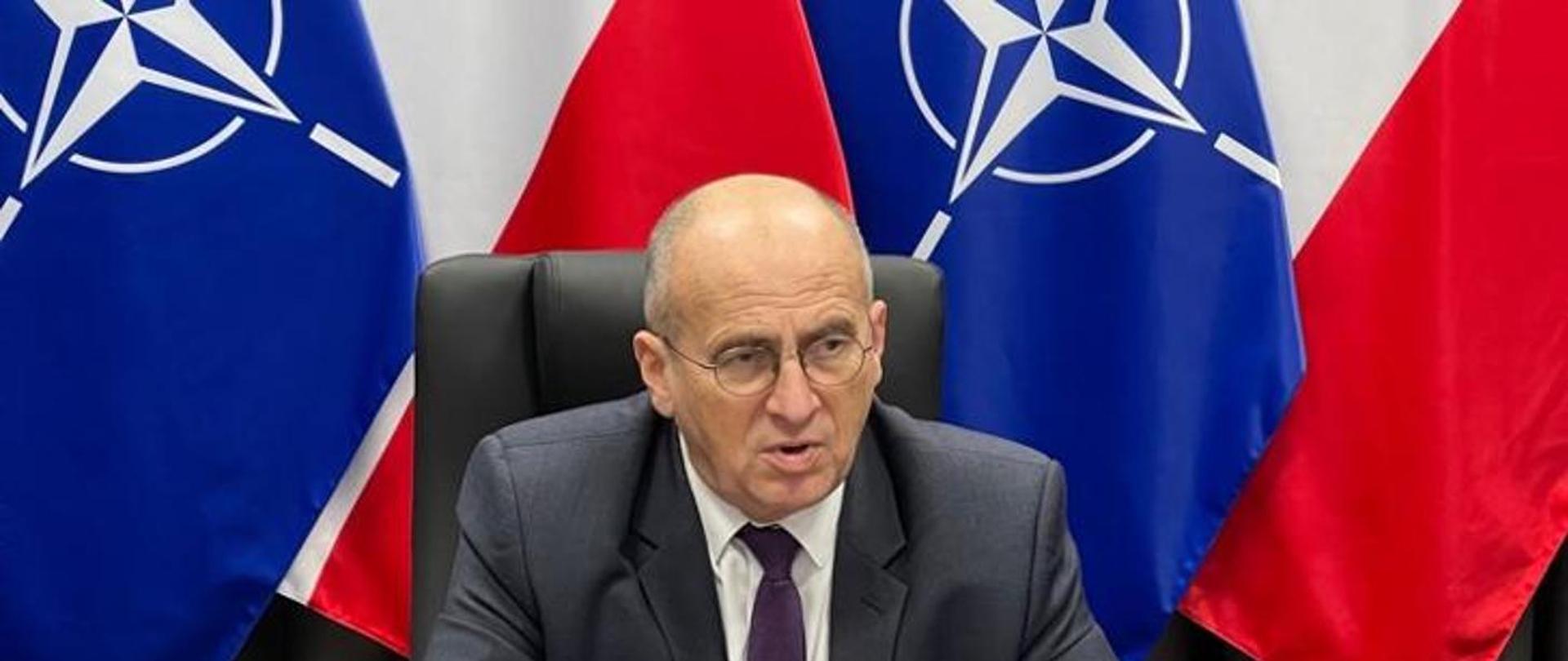 Minister Zbigniew Rau zabiera głos na sesji ministerialnej