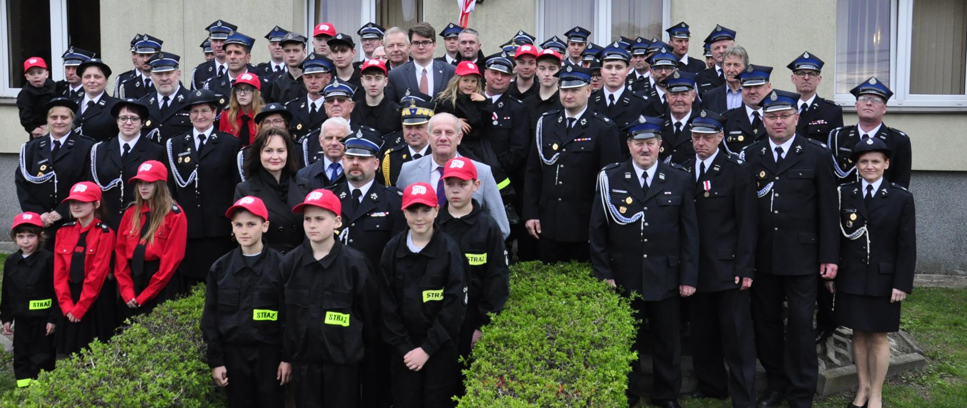 Zdjęcie grupowe uczestników uroczystości.