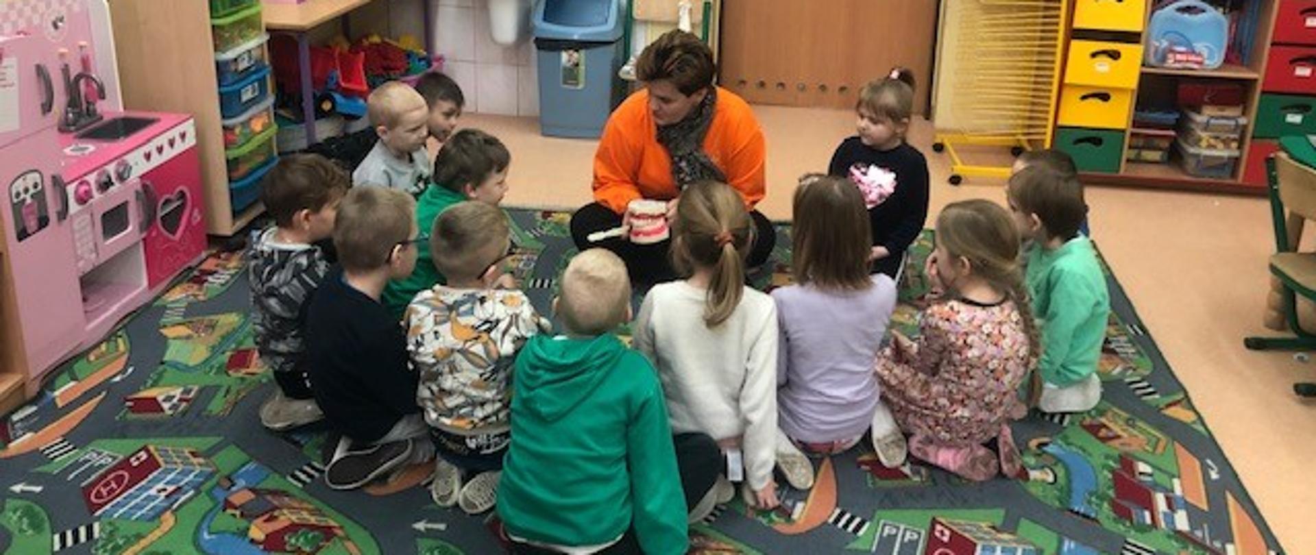 Na zdjęciach widać dzieci i pracownika PSSE Gryfice w ramach zajęć