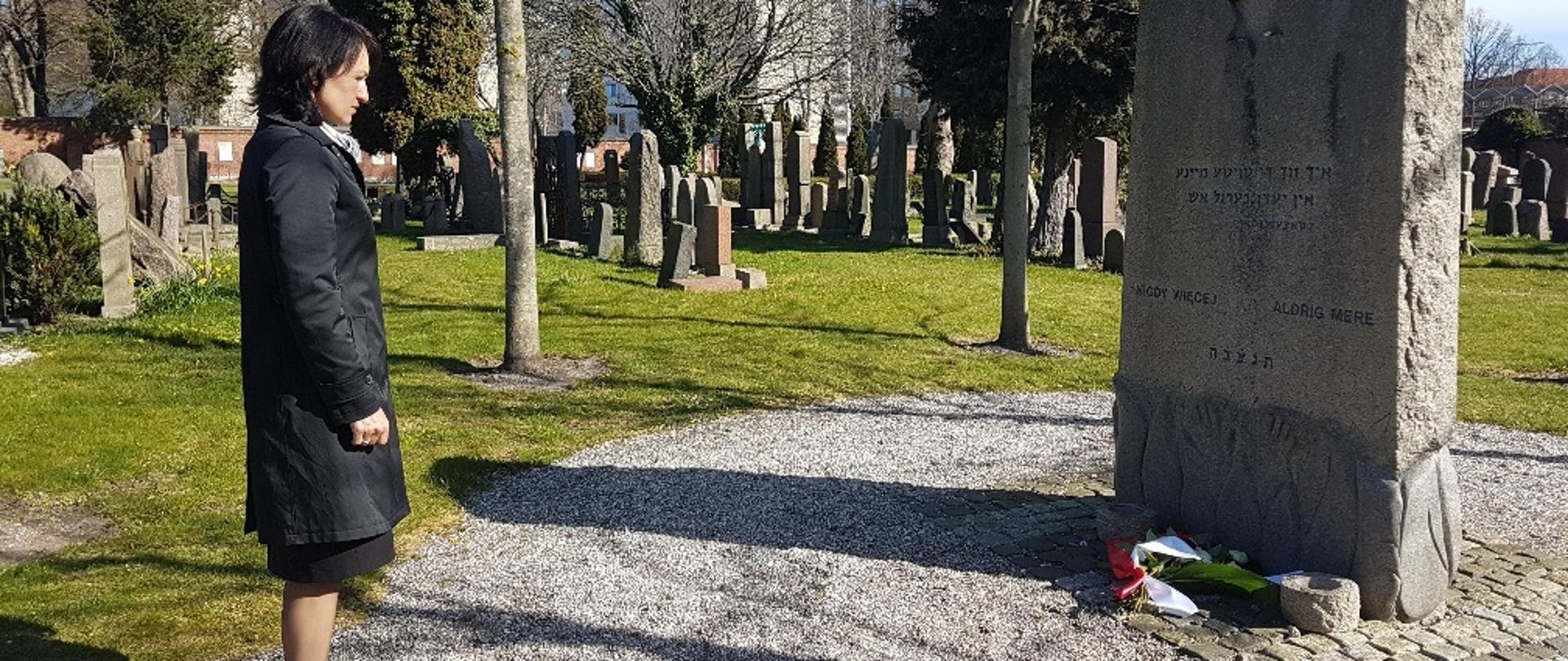 Złożenie kwiatów pod pomnikiem powstania