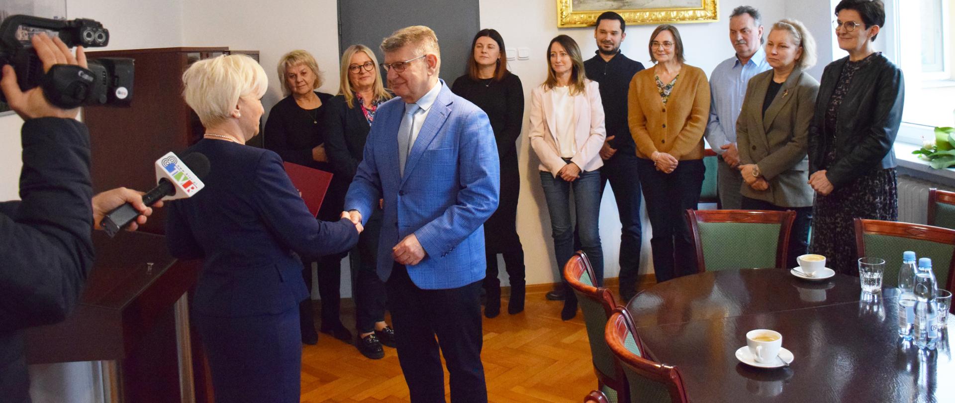 Wojewoda łódzki Dorota Ryl, w imieniu Prezesa Rady Ministrów, wręczyła Sylwestrowi Florczakowi akt powołania do pełnienia funkcji Burmistrza Łasku. 