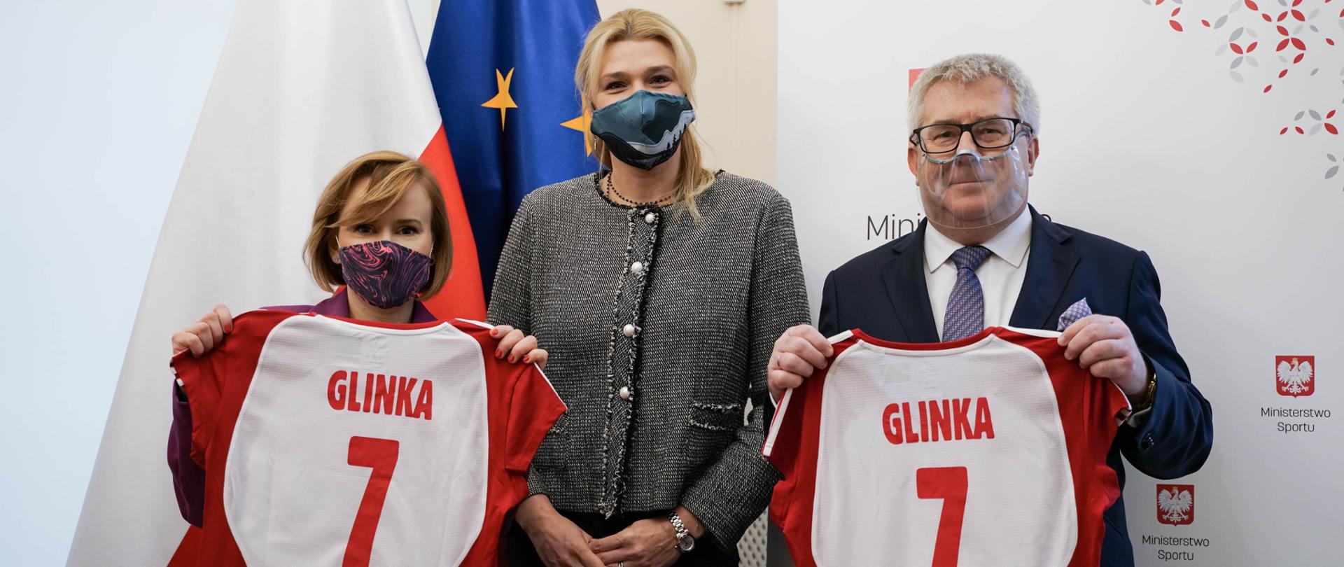 Minister Anna Krupka, Ryszard Czarnecki poseł na Sejm z Małgorzatą Glinką, trzymając pamiątkową koszulkę reprezentacji Polski w Piłce Siatkowej.