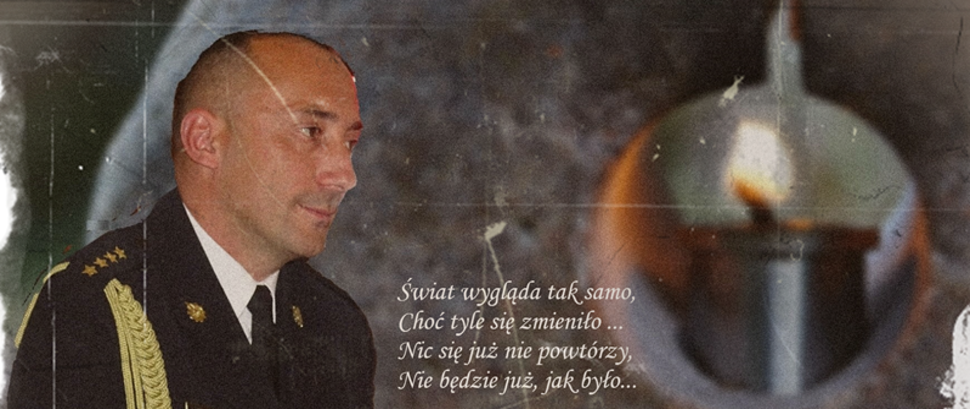 Grafika o charakterze pamiątkowym i żałobnym, utrzymana w ciemnej tonacji z widocznymi efektami postarzenia i zadrapań. Po lewej stronie znajduje się portret mężczyzny w ciemnym mundurze galowym ze złotymi sznurami naramiennymi i dystynkcjami. Po prawej stronie widnieje zapalony znicz w okrągłej niszy, a u dołu leży czerwona róża. W prawym dolnym rogu umieszczono datę: „+ 07.01.2025”.
W centralnej części znajduje się tekst poetycki:
„Świat wygląda tak samo, Choć tyle się zmieniło... Nic się już nie powtórzy, Nie będzie już, jak było...
Cóż zostało nam dzisiaj? Wspomnienia... ten czas, te chwile... To dużo... czy może niewiele... aż tyle, czy tylko tyle...”