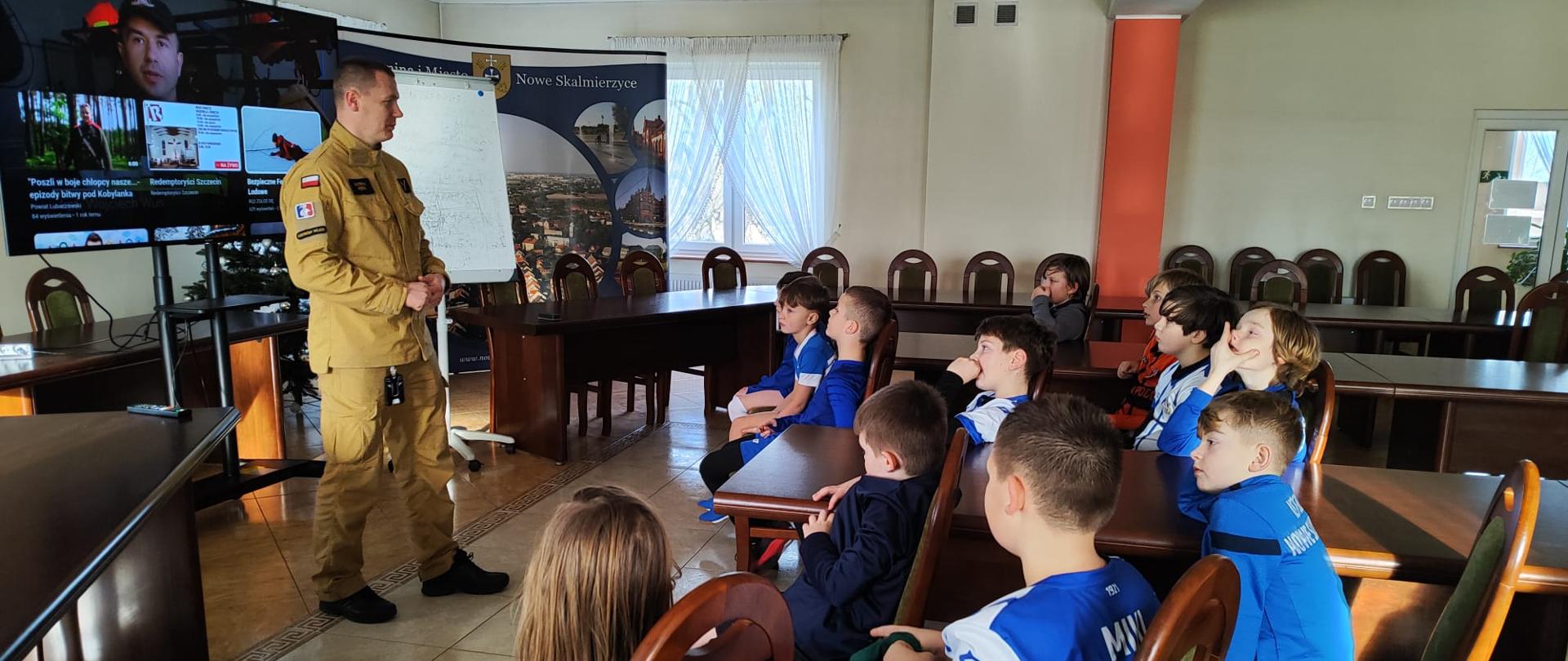 Strażak podczas prelekcji z dziećmi