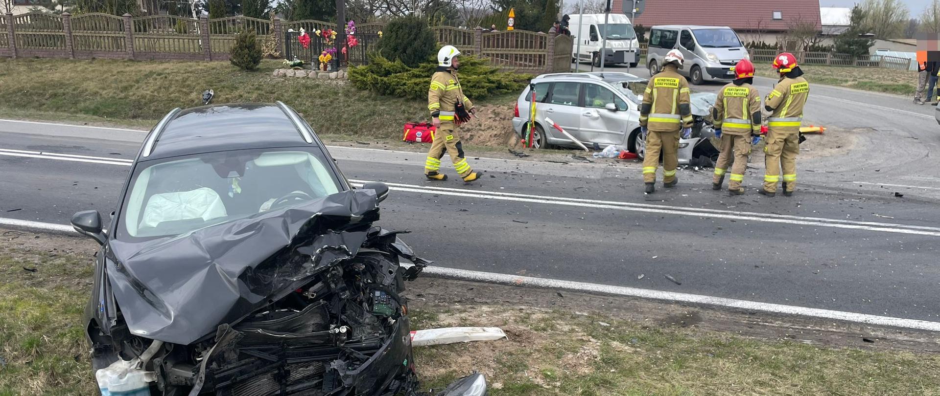 Uszkodzone dwa samochody na skrzyżowaniu 