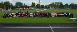 XI Powiatowe Zawody Sportowo-Pożarnicze OSP i MDP. Stadion w Miejskiej Górce. Grupowe zdjęcie wszystkich uczestników zawodów. 