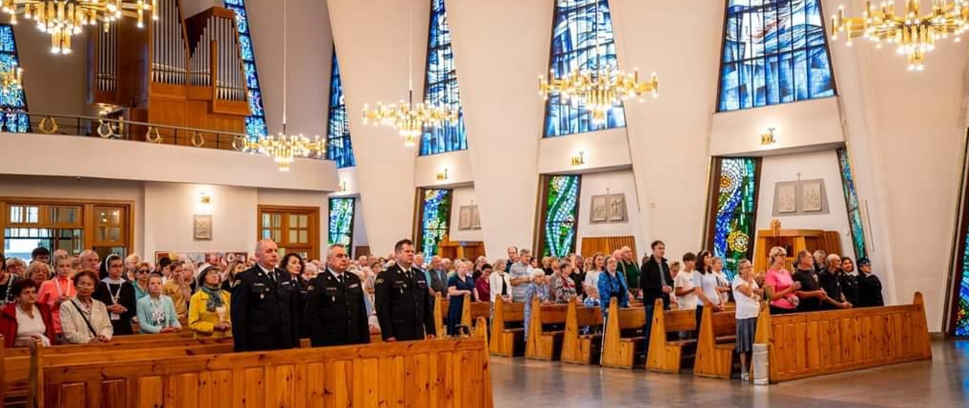 Pielgrzymi podczas uroczystej mszy świętej. Zastępca Komendanta Głównego PSP nadbryg. Józef Galica, Mazowiecki Komendant Wojewódzki nadbryg. Artur Gonera, Komendant Miejski PSP m.st. Warszawy st. bryg. Roman Krzywiec.