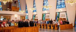 Pielgrzymi podczas uroczystej mszy świętej. Zastępca Komendanta Głównego PSP nadbryg. Józef Galica, Mazowiecki Komendant Wojewódzki nadbryg. Artur Gonera, Komendant Miejski PSP m.st. Warszawy st. bryg. Roman Krzywiec.