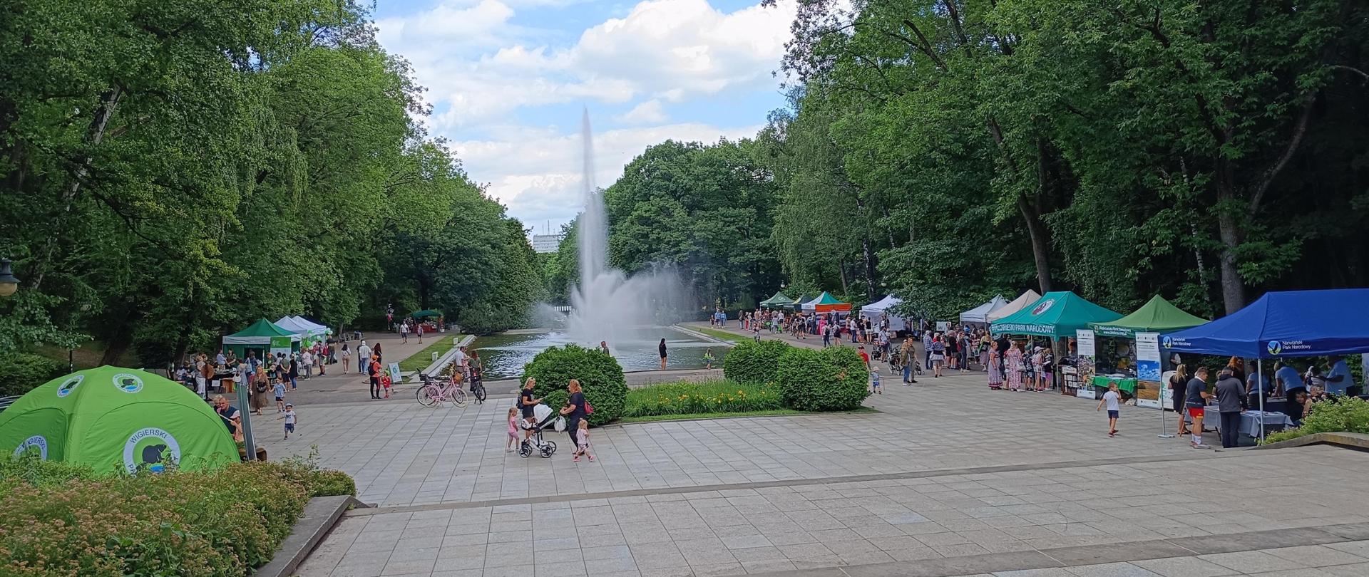 Stoiska_festynu_w_sąsiedztwie_fontanny